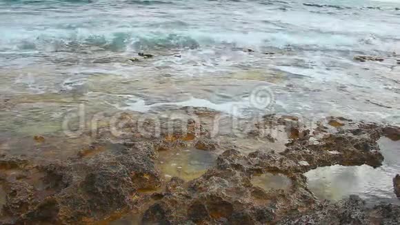 平静的海浪飞溅在岩石海岸石滩美丽的自然浪漫的心情视频的预览图