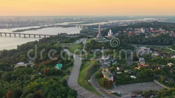 乌克兰基辅的祖国纪念碑空中景观视频的预览图