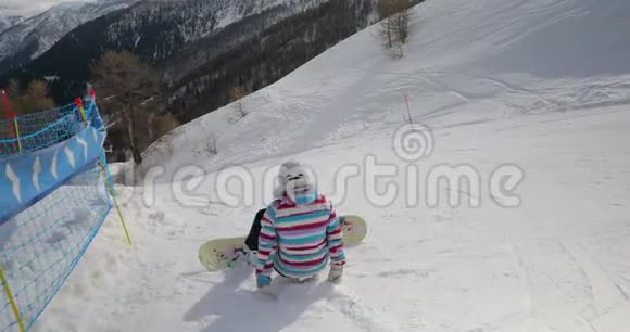 滑雪者跟随射击视频的预览图