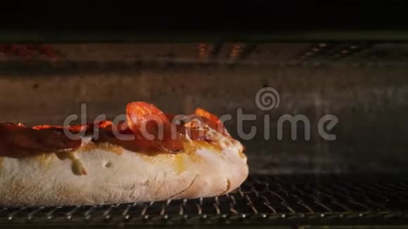 在热对流炉里煮意大利披萨框架电饭锅内部视频的预览图