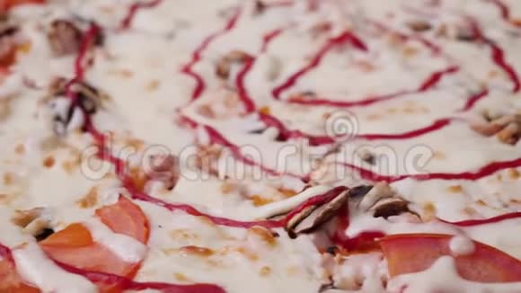 披萨背景框架优质披萨典型的意大利食品配意大利马苏里拉奶酪和新鲜番茄酱视频的预览图