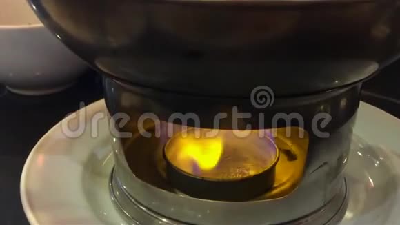 餐厅不锈钢食品锅下燃烧火焰视频的预览图