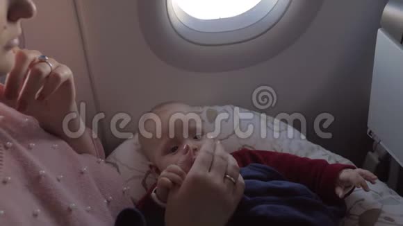 妈妈在飞机上和女儿玩视频的预览图