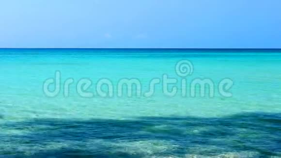 热带沙滩绿松石水夏和蓝天美景日自然背景视频的预览图
