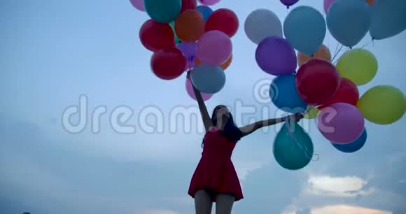 女孩拿着有天空背景的气球视频的预览图