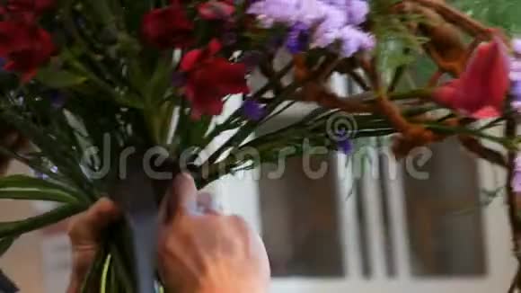 女人的手在做插花或鲜花视频的预览图