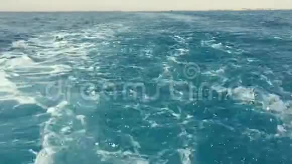 大型游轮后面的海洋和地中海尾流烟雾堆和引擎产生的污染烟雾视频的预览图