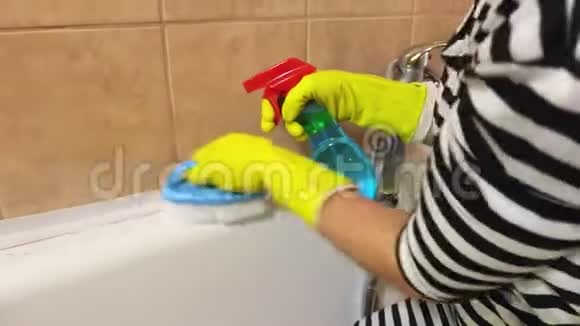 家庭主妇用蓝色刷子洗澡视频的预览图