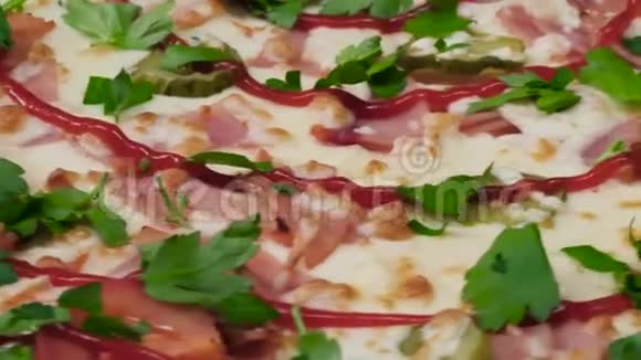 意大利快餐框架带配料的美味热比萨饼近景视频的预览图