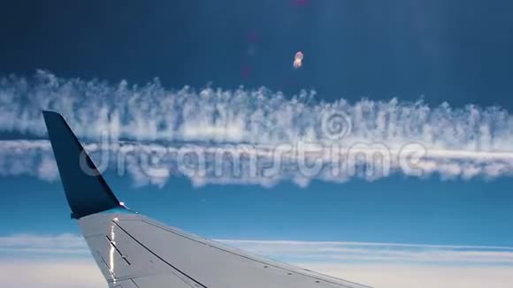 客机机翼透过窗户看视频的预览图