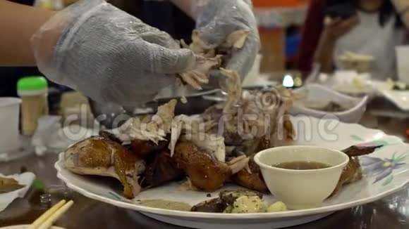 慢动作厨师手准备传统鸡肉食物台湾餐厅视频的预览图