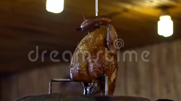 台湾砖窑和烤鸡在巨大的粘土烤箱台湾食物视频的预览图