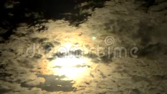 在太阳前移动的戏剧性云层的时间流逝视频的预览图