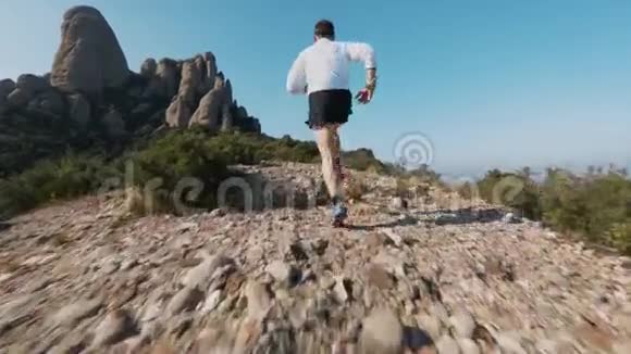 小径在山上奔跑视频的预览图