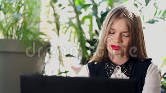 一个漂亮的女人喜欢那些在笔记本电脑上写电子邮件的影迷来信视频的预览图