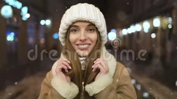 雪夜微笑女孩的肖像视频的预览图