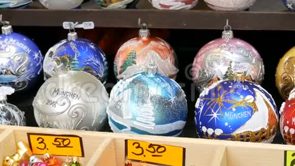 各种漂亮的圣诞球和玩具来装饰市场柜台上的圣诞杉木德文订阅视频的预览图
