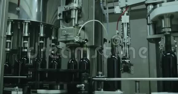 在大酒厂里瓶瓶罐罐的生产线正在堵塞视频的预览图