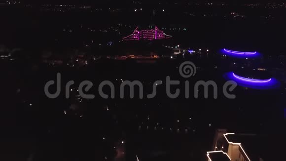 晚上可俯瞰豪华酒店剪辑明亮旅游酒店的夜景视频的预览图