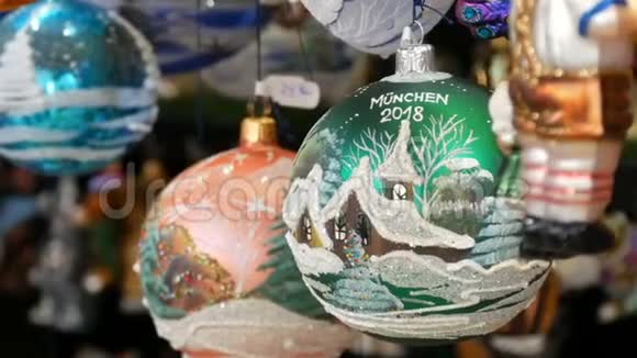 各种漂亮的圣诞球和玩具来装饰市场柜台上的圣诞杉木德文订阅视频的预览图