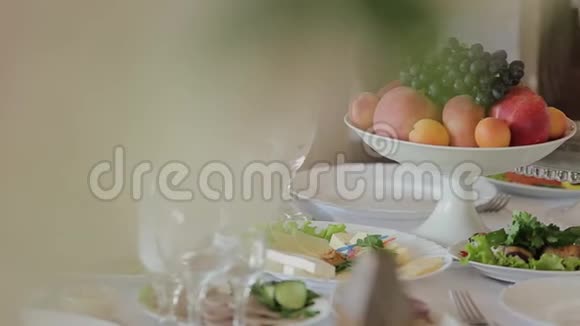 餐厅喜庆餐桌上的水果盘视频的预览图