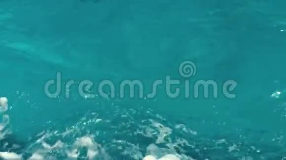 美丽的深蓝色地中海海水海浪游轮在欧洲度假环境与自然视频的预览图