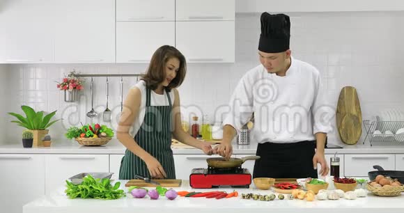 厨师教亚洲女学生如何做饭视频的预览图