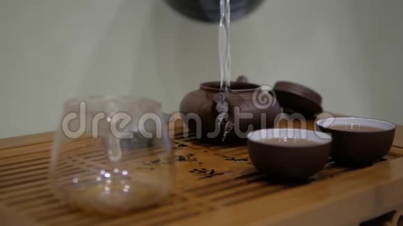 将热水倒入陶土茶壶中中国茶道视频的预览图