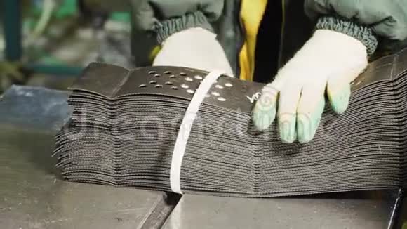 一个工人把土工格栅放在工厂的一堆里视频的预览图