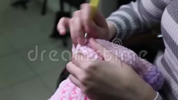 双手用针织针女士针织视频的预览图