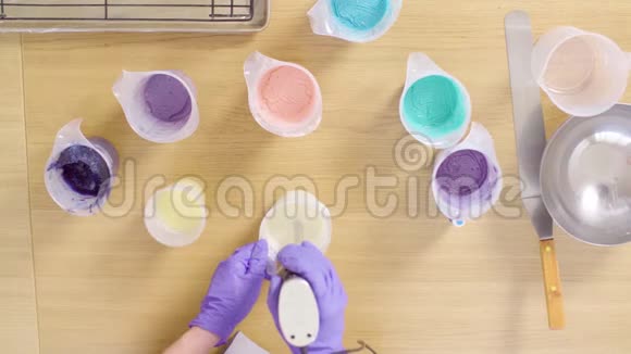 镜面釉的糖果混合组件手视频的预览图
