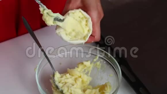 一个女人把土豆泥放在烤盘上上面有一个糖果包视频的预览图