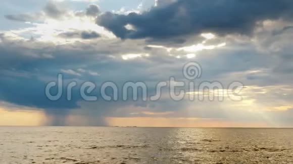 强雨远入大海夕阳带着美丽的光芒令人惊叹的海上日落视频的预览图
