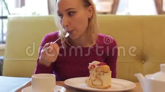 小美女在咖啡馆里喝茶喝咖啡吃美味的甜点蛋糕视频的预览图