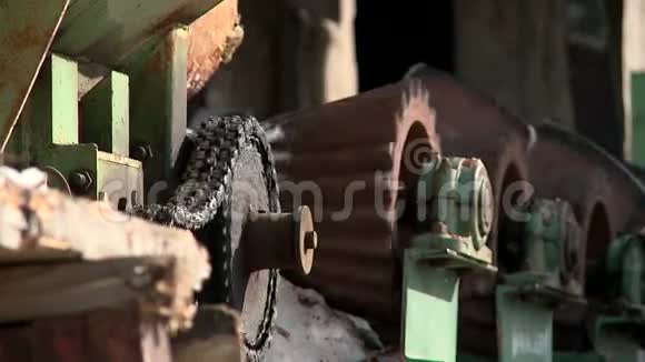 向锯木厂输送机机械输送原木视频的预览图