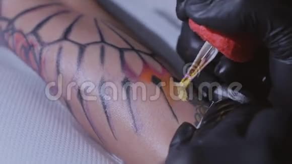 专业的纹身艺术家在一个年轻女孩的手上做一个纹身慢动作纹身师在工作室做纹身视频的预览图