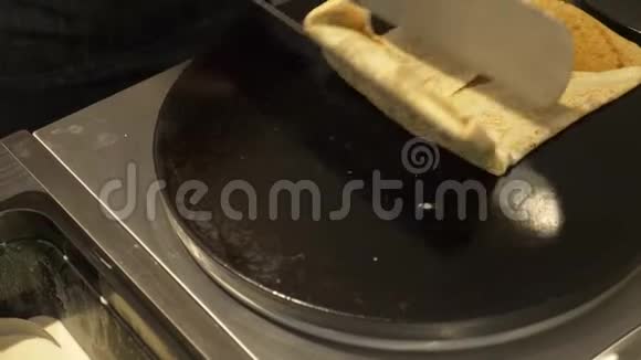 特写镜头在特殊设备上烹饪煎饼视频的预览图