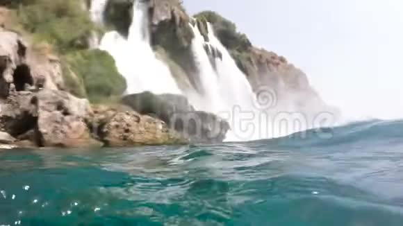 图为在土耳其安塔利亚落入海中的下都登瀑布游泳视频的预览图