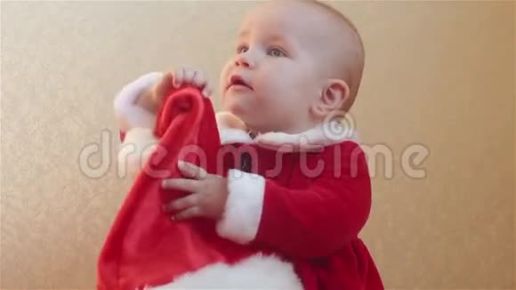 穿圣诞老人服装的婴儿戴着圣诞的帽子视频的预览图