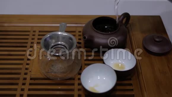 将热水倒入陶土茶壶中中国茶道仪式视频的预览图