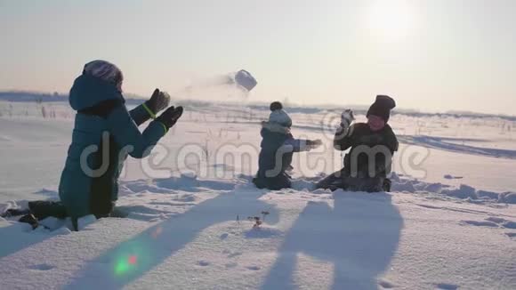 孩子们在冬天的新鲜空气中玩耍扔雪球户外运动视频的预览图