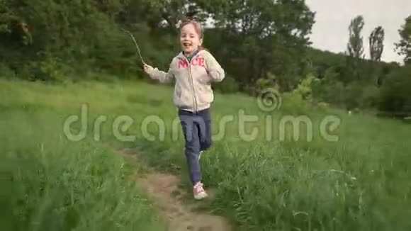 在林间空地上奔跑的女孩视频的预览图