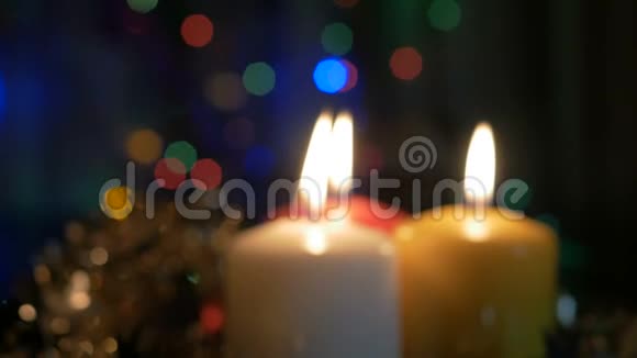 新年蜡烛和圣诞装饰品有彩色灯光的模糊背景从未设区出口视频的预览图