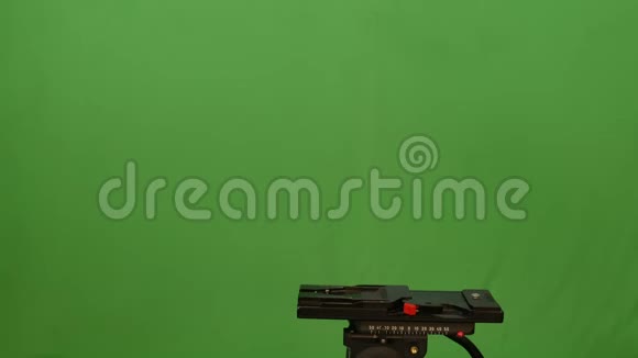 绿色上的专业摄像机视频的预览图