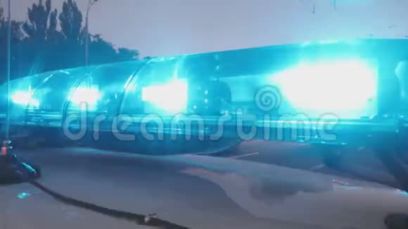 应急车辆蓝灯闪烁特写警察拦截器救护车视频的预览图