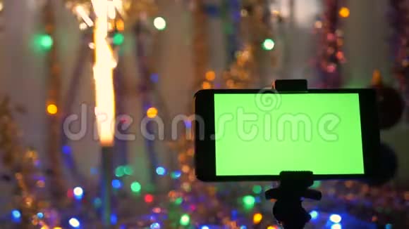 智能手机绿色屏幕在新年背景节日的烟火正在燃烧视频的预览图
