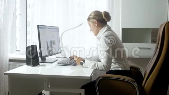 4k视频美丽的年轻女商人在办公室里用文件打字视频的预览图