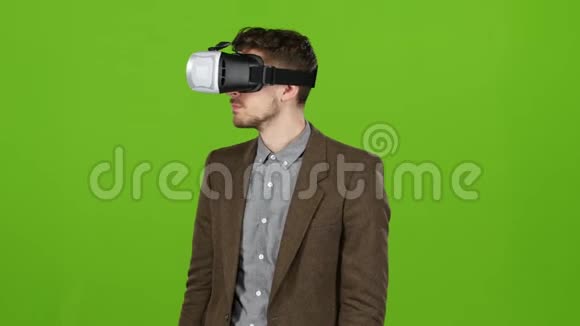 人在眼镜里是虚拟现实躲避虚构的障碍绿色屏幕视频的预览图
