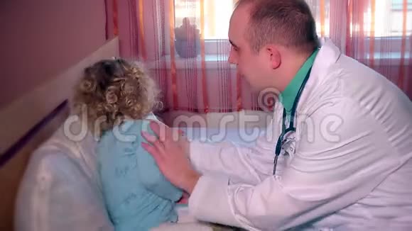 小心医生用鼻喷剂闷鼻子小男孩病人视频的预览图