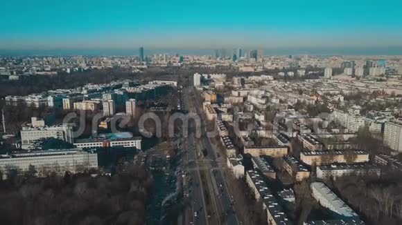 波兰阳光明媚的冬日华沙天际线的鸟瞰视频的预览图
